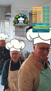 Drie mensen met koksmutsen en schorten lachen in een keuken. Een poster met evenementendata en contactgegevens voor een buurtrestaurant is eroverheen gelegd.